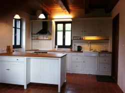 Bílá kuchyně s přírodní dubovou plochou